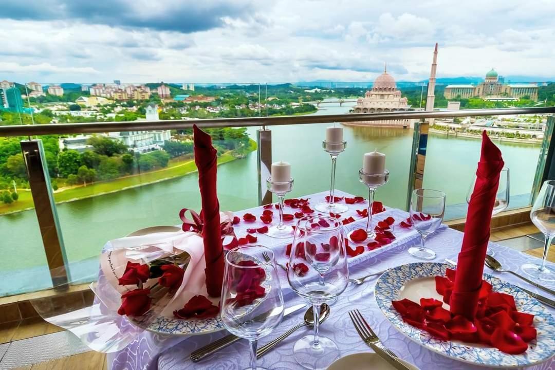 Zenith Hotel Putrajaya Exterior foto A view of the Danube from the hotel